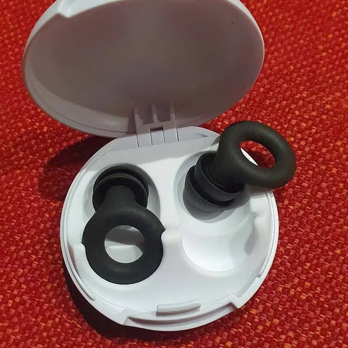 Loop Quiet 2 earplugs with double tips in the carry case on a red background